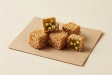 Рахат-лукум из дважды обжаренной фисташки, в обсыпке из кадаифа