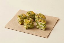 Рахат-лукум «баклава» с кремом, в обсыпке из лепестков фисташки