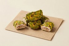 Рахат-лукум лунный свёрток с кремом, в обсыпке из лепестков фисташки
