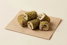 Рахат-лукум ролл с миндальным кремом, в обсыпке из миндальной крошки