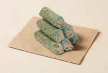 Рахат-лукум ролл с итальянским карамельным кремом, в обсыпке из лепестков фундука