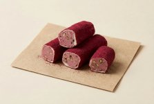 Рахат-лукум ролл с клубничным кремом, в бархатном покрытии красного цвета