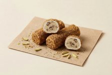 Рахат-лукум ролл с миндальным кремом, в обсыпке из молотого миндаля