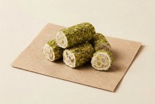 Рахат-лукум ролл с миндальным кремом, в обсыпке из лепестков фисташки