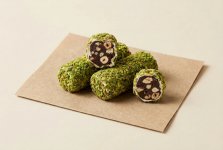 Рахат-лукум ролл с кремом из фундука и какао, в обсыпке из лепестков фисташки