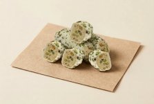 Рахат-лукум ролл с фисташковым кремом, в обсыпке из лепестков фисташки