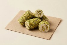 Рахат-лукум ролл с фисташковым кремом, в обсыпке из кокоса и фисташковой крошки