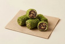 Рахат-лукум ролл с кремом из фундука и какао, в обсыпке из фисташковой крошки