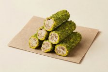 Рахат-лукум ролл с бананово-миндальным кремом, в обсыпке из фисташковой крошки