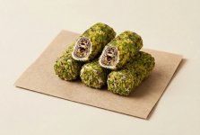 Рахат-лукум рулет с шоколадом, в обсыпке из лепестков фисташки