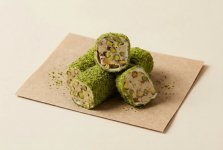 Рахат-лукум рулет с фисташковым кремом, в обсыпке из молотой фисташки