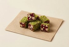Королевский рахат-лукум с гранатом и фундуком, в обсыпке из лепестков фисташки