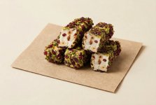 Королевский рахат-лукум с ореховым ассорти, в обсыпке из барбариса и лепестков фисташки