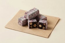 Королевский рахат-лукум с чёрной шелковицей и фундуком, в обсыпке из кокоса