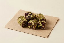 Рахат-лукум по-алеппски с гранатом и фисташкой, в обсыпке из цельной фисташки