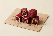 Рахат-лукум по-алеппски с гранатом и фисташкой, с бархатным покрытием красного цвета